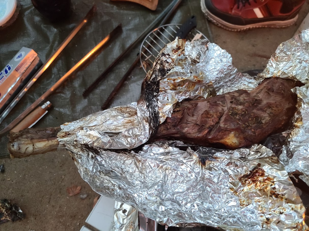シカの前足の丸焼き。おいしい。